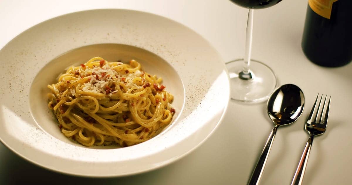 Un piatto di spaghetti alla carbonara