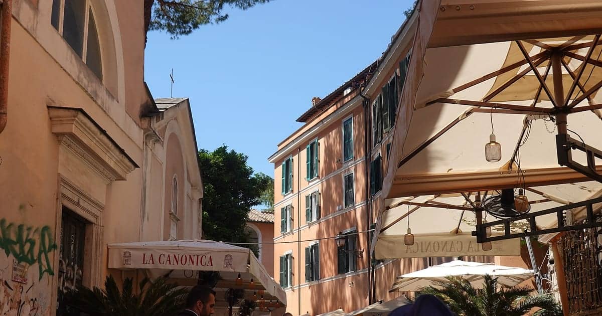Una strada del rione Trastevere a Roma